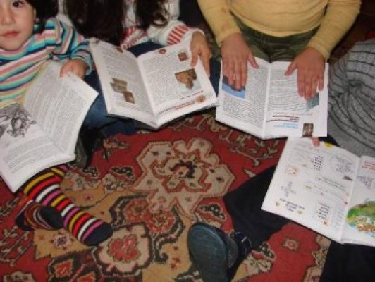 Ministerul Educaţiei: Întârzierea noilor manuale, din vina celor cu care au blocat licitaţia